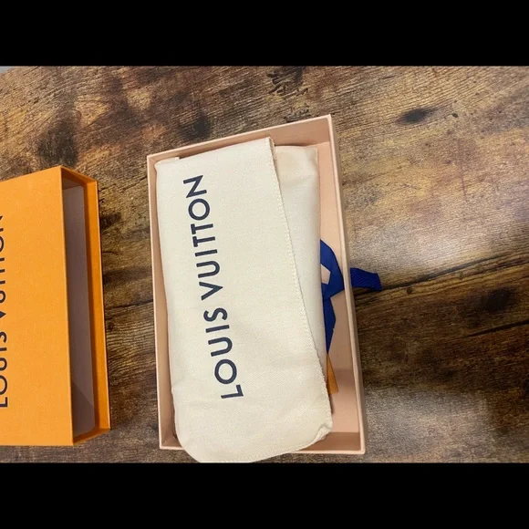 Louis Vuitton passport holder vivienne - Picture 4 of 5